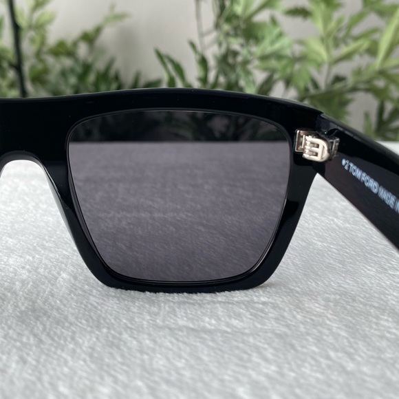 Tom Ford Alberto Polarized Square Sunglasses (TF1077N, Black/Gray) - Picture 6 of 16